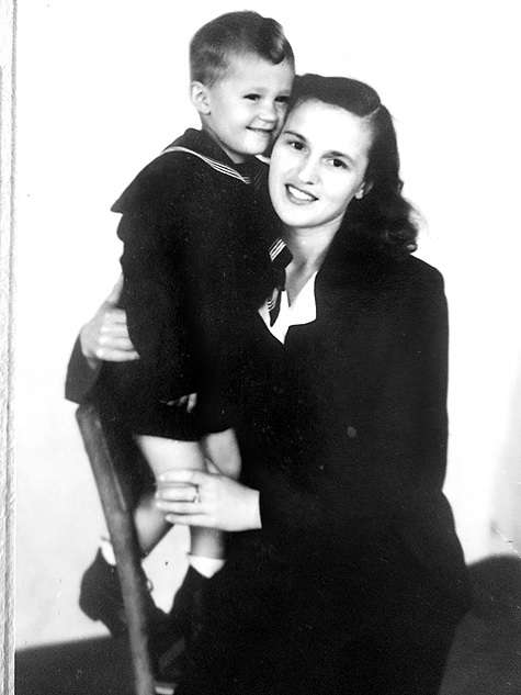 Татьяна Степановна со старшим сыном Георгием. 1948 год.