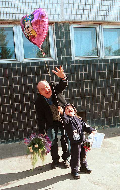 Филиппенко с внучкой Полиной на прогулке.