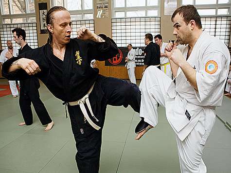 У Охлобыстина черный пояс по айкидо. На тренировке в клубе восточных единоборств.