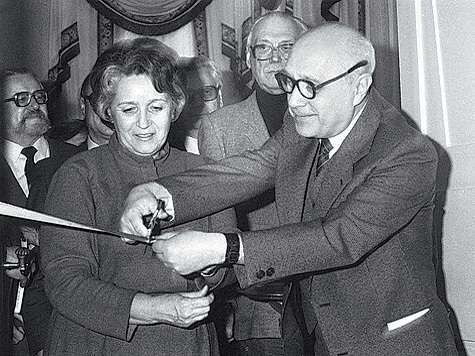 Первый директор музея А.С.Пушкина А.З.Крейн открывает Мемориальную квартиру на Арбате. 18 февраля 1986 г.