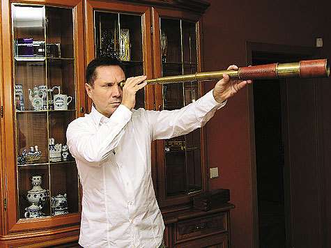 Недавно на ялтинском телекинофоруме программа Александра Мягченкова была удостоена спецприза в виде старинной подзорной трубы от Никиты Михалкова. фото: Владимир Чистяков Недавно на ялтинском телекинофоруме программа Александра Мягченкова была удостоена спецприза в виде старинной подзорной трубы от Никиты Михалкова. фото: Владимир Чистяков