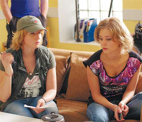 Звезда Кристины Асмус (справа) взошла благодаря «Интернам». Кристина, студентка Щепкинского училища, успевает сниматься в сериале без отрыва от учебы. Фото: Владимир Чистяков.