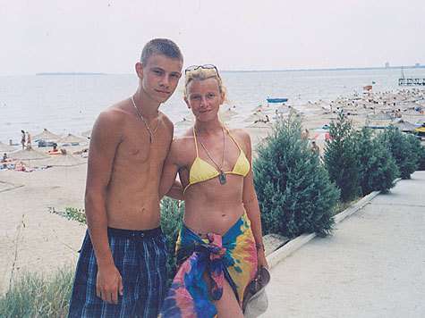 Анна с сыном на отдыхе в Болгарии. Ее упорно принимали за его девушку.