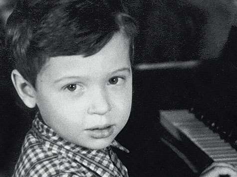 Любовь к музыке родители прививали Найку еще в детстве: давали слушать популярные пластинки, обучали игре на музыкальных инструментах.