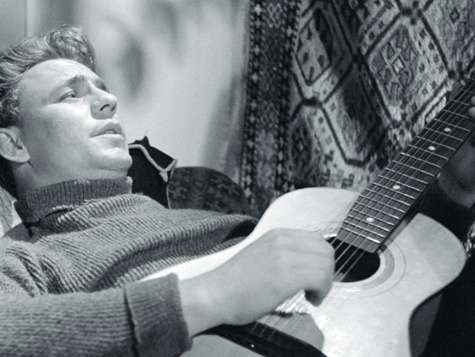 В фильме прозвучала песня, которая сразу завоевала сердца зрителей и слушателей, — «На Заречной улице». Автором трогательных стихов стал Алексей Фатьянов. Рассказывают, что когда поэт принес свое произведение в какой-то журнал, то сокрушительной критикой 