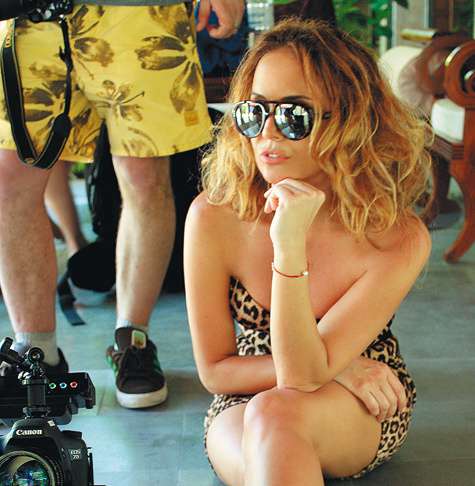 Жанна из тех людей, которые даже просмотр отснятого материала могут сделать весьма фотогеничным зрелищем. И дело здесь не только в одежде и обуви с леопардовым принтом.