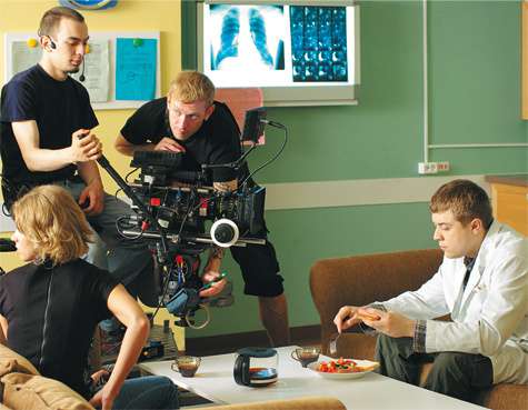 Реквизиторы внимательно следят за тем, чтобы в кадре было все правдоподобно. Для съемок этой сцены Александру Ильину нарезали настоящий салат и сварили кофе. Фото: Владимир Чистяков.