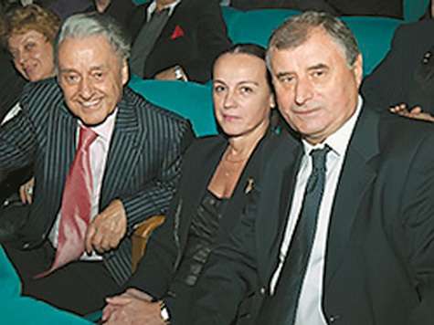 Поэт Андрей Дементьев и Анатолий Бышовец с супругой Натальей.