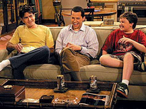 Роль закоренелого холостяка Чарли Харпера в сериале «Два с половиной человека» принесла Чарли Шину еще большую популярность. Его героя не только зовут так же, как и актера, но у него еще и репутация плохого парня, как и у самого Чарли. Роль закоренелого холостяка Чарли Харпера в сериале «Два с половиной человека» принесла Чарли Шину еще большую популярность. Его героя не только зовут так же, как и актера, но у него еще и репутация плохого парня, как и у самого Чарли.