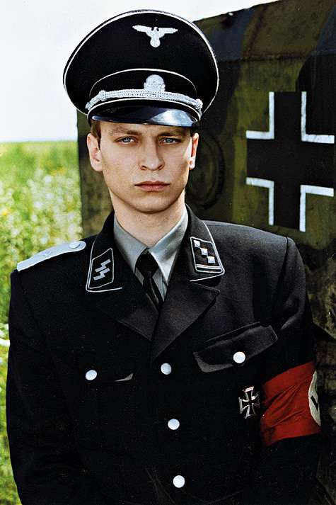 Роль эсэсовца в картине «В июне сорок первого» пополнила «злодейский» багаж актера. Роль эсэсовца в картине «В июне сорок первого» пополнила «злодейский» багаж актера.