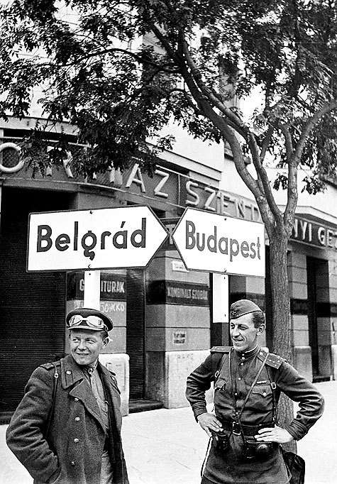 Военный фотокор капитан Анатолий Егоров (справа). Весна 1945 г. Фото: Анатолий Егоров.