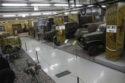 Дмитрий Харатьян уделяет немало времени спорту, а заодно и приучает сына Ваню к здоровому образу жизни. фото: Борис Кремер