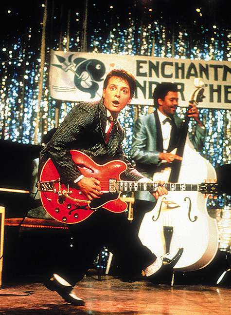 Свою первую гитару Майкл Дж. Фокс получил в подарок на Рождество в 8 лет, после чего занялся самообучением. Однако этих знаний для съемок в фильме ему не хватило. Фото: AFP/Photo12 .