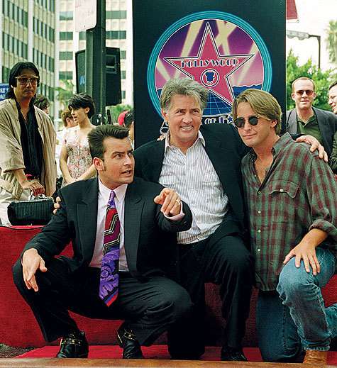 Закладка звезды Мартина Шина на голливудской Аллее славы. На церемонии актер (в центре) присутствовал со своими сыновьями — Чарли Шином и Эмилио Эстевесом. Закладка звезды Мартина Шина на голливудской Аллее славы. На церемонии актер (в центре) присутствовал со своими сыновьями — Чарли Шином и Эмилио Эстевесом.