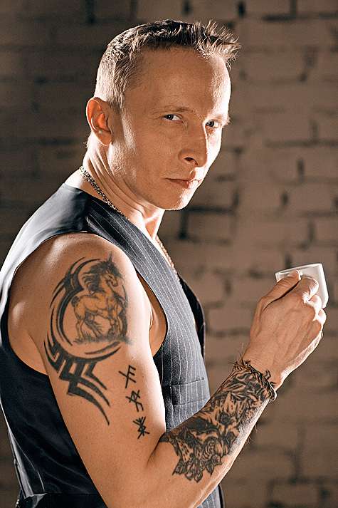 В молодости актер сделал много татуировок. В том числе лошадку – на удачу.