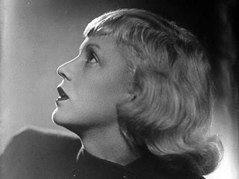 Пырьев надевал на Ладынину безразмерные ватники и кирзовые сапоги. А она мечтала о мехах и бриллиантах. Пырьев надевал на Ладынину безразмерные ватники и кирзовые сапоги. А она мечтала о мехах и бриллиантах.