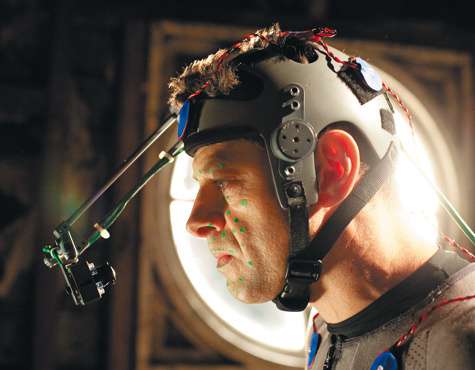 Для передачи мимики героя в процессе «захват движения» на лицо актера наносятся специальные маркеры. С их помощью камера фиксирует, как артист рычит, морщит нос или улыбается, и передает на компьютер, где все те же движения повторяет его персонаж.