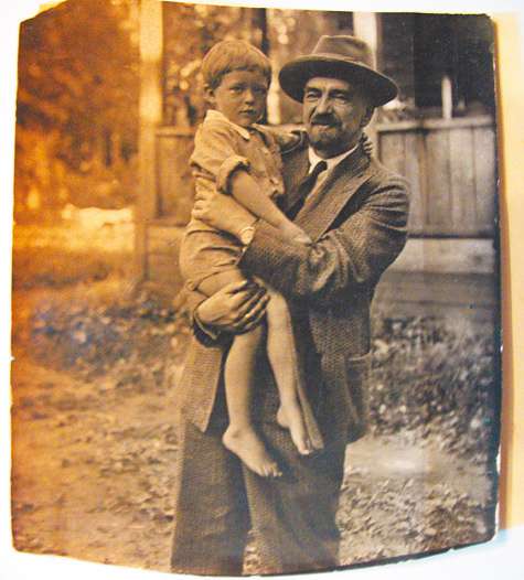 Маленький Саша Плевако и его Па-Вало. Маленький Саша Плевако и его Па-Вало.