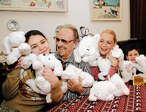 Юрий Яковлев общается с внучкой Машей с раннего детства, в отличие от другого ее знаменитого дедушки – Михаила Козакова.