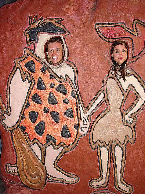 Побывать в Голливуде и не примерить на себя звездные образы? Настя и Глеб подошли к этому вопросу с юмором и поиграли в мультфильм «Флинтстоуны». Побывать в Голливуде и не примерить на себя звездные образы? Настя и Глеб подошли к этому вопросу с юмором и поиграли в мультфильм «Флинтстоуны».