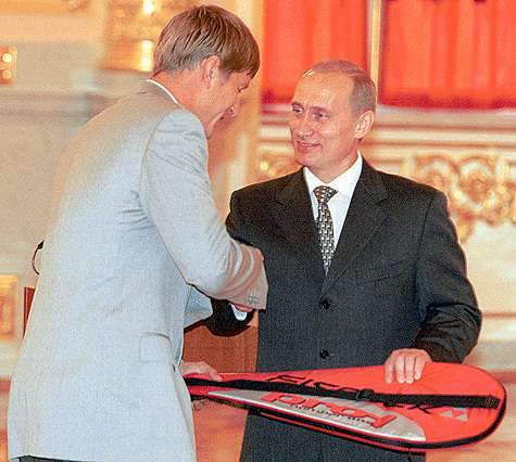 В ответ на поздравления Владимира Путина олимпийский чемпион Кафельников подарил президенту свою теннисную ракетку. Кремль, 2000 год.