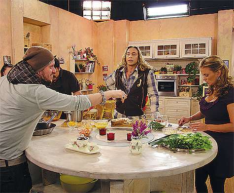 Режиссер программы Сергей Борисенко в паузах дает указания ведущим и напоминает, в какую камеру каждый из них может лично обратиться к зрителям. Фото: Владимир Чистяков.