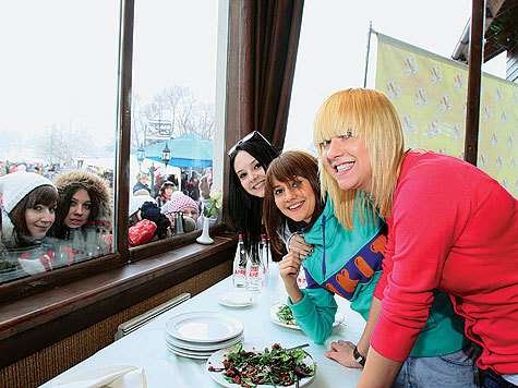 Юные рок-звездочки из группы «Ранетки» — девушки не робкого десятка, однако даже они укрылись в кафе от своих неуравновешенных поклонников. Правда, потом все же отважились выйти через черный ход и прокатиться на вездеходе. Фото: Геннадий Авраменко.