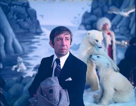 В фильме героя Брондукова почему-то все называют женихом. Однако если следовать логике, то он уже не мальчик, но муж. Ведь он заявляет во всеуслышание: «Я сюда прямо из загса пришел».