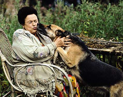 Людмила Зыкина встречала старость в одиночестве. Рядом с ней остались только самые преданные друзья. Людмила Зыкина встречала старость в одиночестве. Рядом с ней остались только самые преданные друзья.