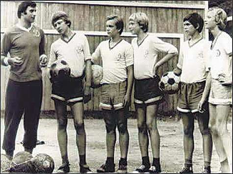 Анатолий Федорович стал первым тренером для многих знаменитых футболистов, например, для Алексея Михайличенко (третий справа). 