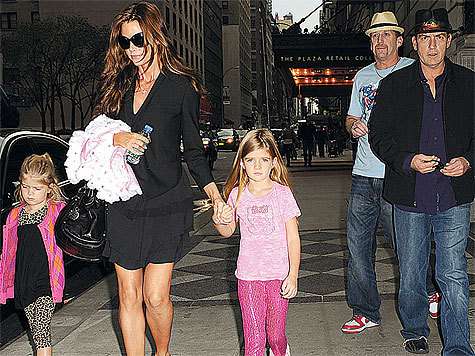 Брак со второй супругой, актрисой Дэниз Ричардс, продержался четыре года. За это время Дэниз родила Шину двух девочек — Сэм и Лолу-Роуз. Брак со второй супругой, актрисой Дэниз Ричардс, продержался четыре года. За это время Дэниз родила Шину двух девочек — Сэм и Лолу-Роуз.