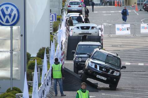 В фильме «Первый мститель» Томми Ли Джонс играет полковника, и эта роль пришлась актеру по душе: «Он типичный грубоватый военный. Мне надо было делать умный вид, отдавать приказы и кричать на людей. Мне понравилось».