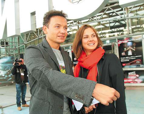 Александр Олешко всех заинтриговал, когда пожаловал на премьеру с таинственной незнакомкой. Но незнакомка оказалась не такой уж таинственной. Зовут ее Вика Минеева, и является она выпускницей Британской академии художеств. Какие отношения связывают ее с А Александр Олешко всех заинтриговал, когда пожаловал на премьеру с таинственной незнакомкой. Но незнакомка оказалась не такой уж таинственной. Зовут ее Вика Минеева, и является она выпускницей Британской академии художеств. Какие отношения связывают ее с А