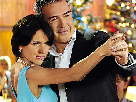 С Новым годом зрителей «Голубого огонька» поздравят не только артисты и звезды эстрады, но и ведущие телеканала «Россия». На фото — Анастасия Чернобровина и Вячеслав Завьялов. фото: Владимир Чистяков С Новым годом зрителей «Голубого огонька» поздравят не только артисты и звезды эстрады, но и ведущие телеканала «Россия». На фото — Анастасия Чернобровина и Вячеслав Завьялов. фото: Владимир Чистяков