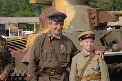 Дмитрий Харатьян на вестиваль в «Орленок» всегда ездит всей семьей. Близкие могут отдохнуть, пока звездный глава семейства работает. фото: Борис Кремер