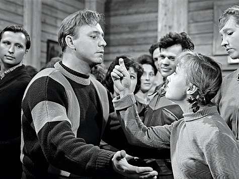 Столичным актрисам несладко жилось в поселке Оленино. В том числе и потому, что им постоянно приходилось отбиваться от местных женихов, которые норовили приударить за приезжими красотками.