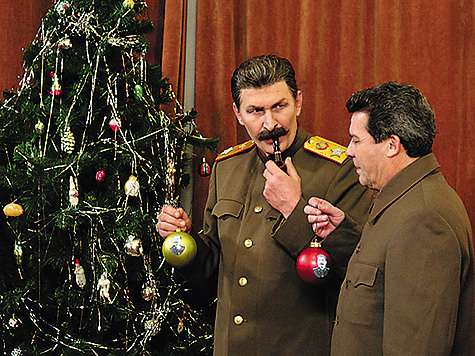 Зрители новогоднего выпуска «6 кадров» (СТС) вместе с актерами перенесутся в разные исторические эпохи. Например, к Иосифу Сталину (Федор Добронравов).