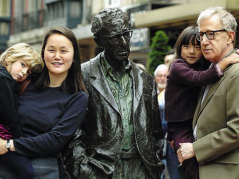 На знакомство с собственной статуей в Испании Вуди приехал с женой и дочками. Доберется ли семейство до Калининграда, где, по слухам, ему тоже хотят поставить памятник, пока неизвестно. Фото: AFP/Photos 12.