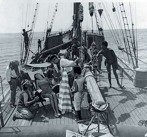 Чтобы актриса красиво «утонула», к ней привязали десятикилограммовый груз и научили правильно выпускать под водой воздух. Фото: Совэкспортфильм. 