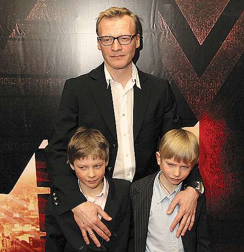 Обычно Алексей Серебряков суров и строг, фотографироваться и афишировать семью не любит. Но в этот раз актер был к фотографам благосклонен, а вот его сыновья Степан и Данила явно смущены повышенным вниманием. Жена Мария, чтобы не попасть в объективы, стар