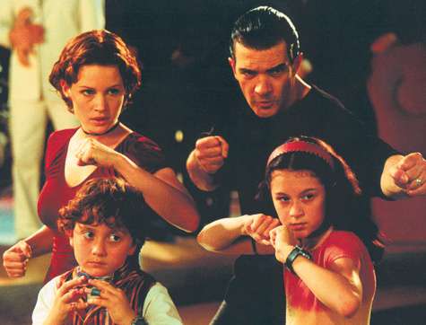 Первый фильм «Дети шпионов» вышел в 2001 году и рассказал о семье Кортез. Маму Ингрид и папу Грегорио сыграли Карла Гуджино и Антонио Бандерас. А их сына Хуни и дочь Кармен — 9-летний Дэрил Сабара и 13-летняя Алекса Вега.