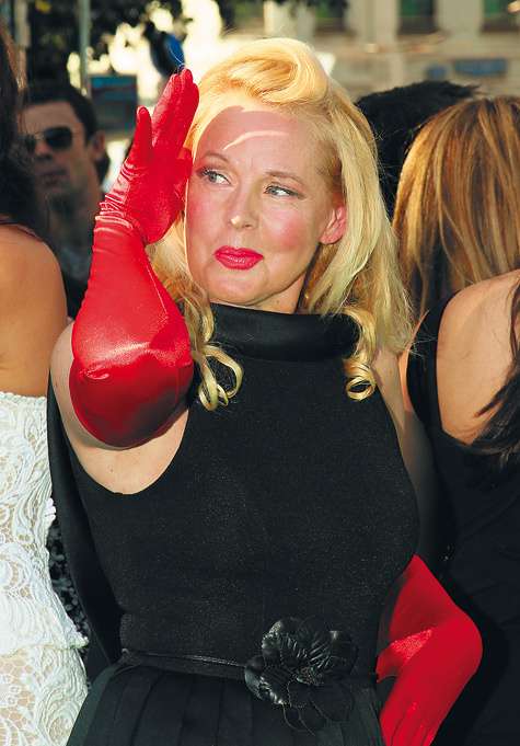 Елена Кондулайнен держит марку и по-прежнему соответствует почетному званию первого секс-символа СССР. На ковровой дорожке она, как всегда, была яркой и провоцирующей. Фото: Геннадий Авраменко. Елена Кондулайнен держит марку и по-прежнему соответствует почетному званию первого секс-символа СССР. На ковровой дорожке она, как всегда, была яркой и провоцирующей. Фото: Геннадий Авраменко.