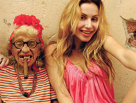 Певица обожает путешествовать и изучать местных аборигенов. Три года назад на Кубе Светлана познакомилась вот с такой веселой старушкой.