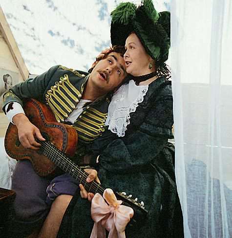 Несмотря на то что Наталья Гундарева сыграла лишь в эпизоде, ее модистка Жужу хорошо запомнилась зрителям.