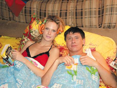 В своем новом клипе Глюкoza сыграла жену Тимура Батрутдинова. К счастью, к таким «постельным» сценам настоящий муж артистки Александр Чистяков уже привык.