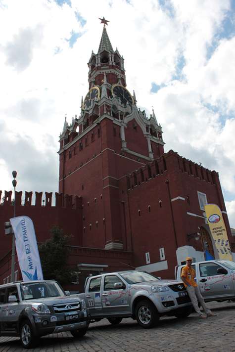 В 2006 году Брэда Питта, Анджелину Джоли и Боно свела гуманитарная миссия ООН. А чуть позже музыкант, по слухам, и «породнился» со знаменитой парой, став крестным папой их двойняшек Вивьен и Нокса. В 2006 году Брэда Питта, Анджелину Джоли и Боно свела гуманитарная миссия ООН. А чуть позже музыкант, по слухам, и «породнился» со знаменитой парой, став крестным папой их двойняшек Вивьен и Нокса.