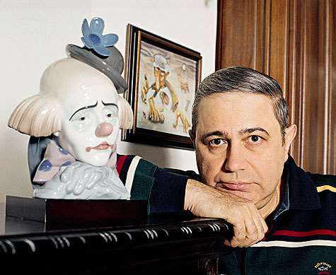 На фигурки грустных клоунов сатирик Евгений Петросян тратит немалые суммы.