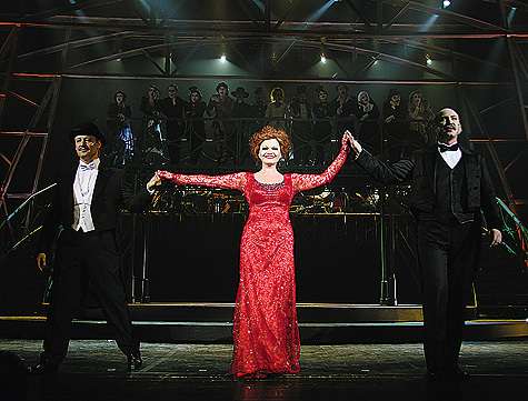 Мюзикл «Любовь и шпионаж» был написан специально для Ларисы Долиной. В постановке она играет актрису, которой предложили роль Маты Хари. Мюзикл «Любовь и шпионаж» был написан специально для Ларисы Долиной. В постановке она играет актрису, которой предложили роль Маты Хари.