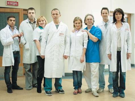 В новом сезоне вместо интерна Левина в сериале появляется американец, интерн Фил, приехавший на стажировку в Россию... Фото: Телеканл ТНТ.