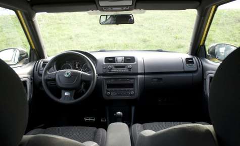 Главного злодея картины Иоганна Шмидта, мутировавшего в Красного Черепа, играет Хьюго Уивинг. Цвет и форму лица актеру изменяли специальными силиконовыми накладками, а нос убирали на компьютере.